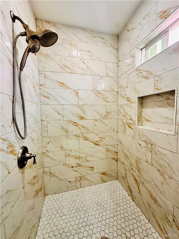 bathroom featuring tiled shower