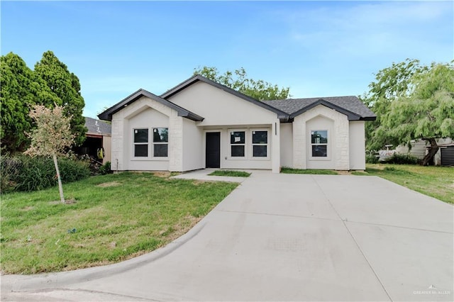 2005 Hacienda Cir, Harlingen, TX 78552 - ranch-style house featuring a front yard, stucco siding, and driveway