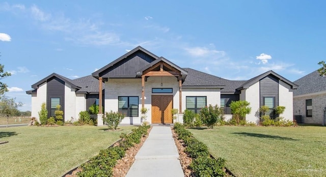 view of front of house featuring a front lawn