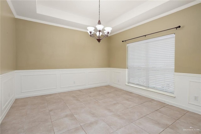 tiled spare room featuring a notable chandelier and ornamental molding