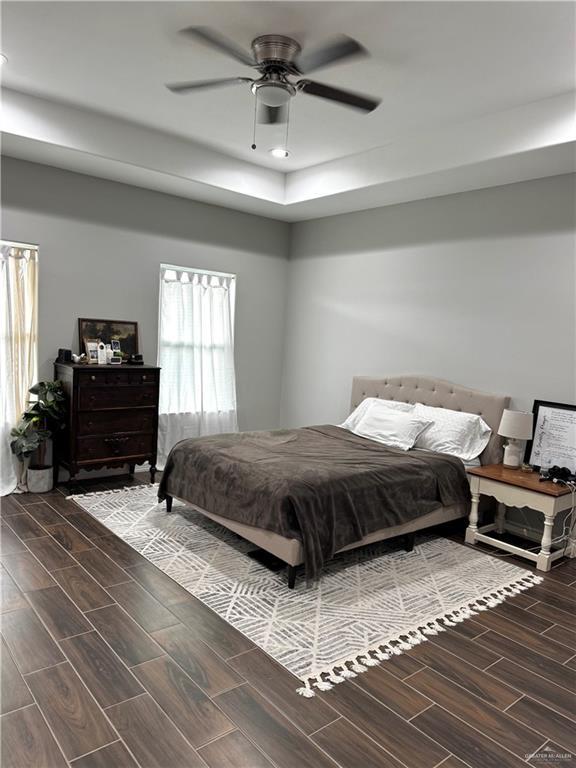 bedroom with wood tiled floor and ceiling fan