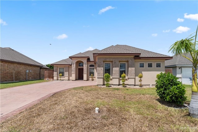 prairie-style house featuring a front yard