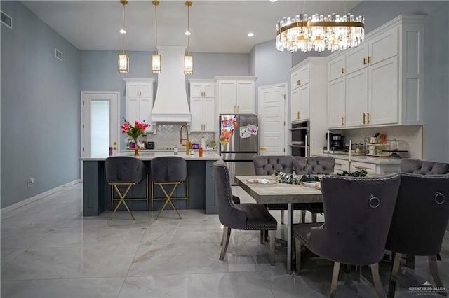 dining area with sink and an inviting chandelier