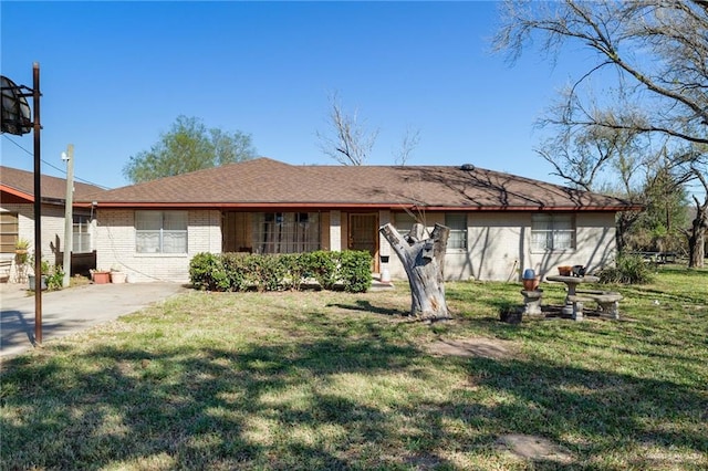 ranch-style house featuring a front yard