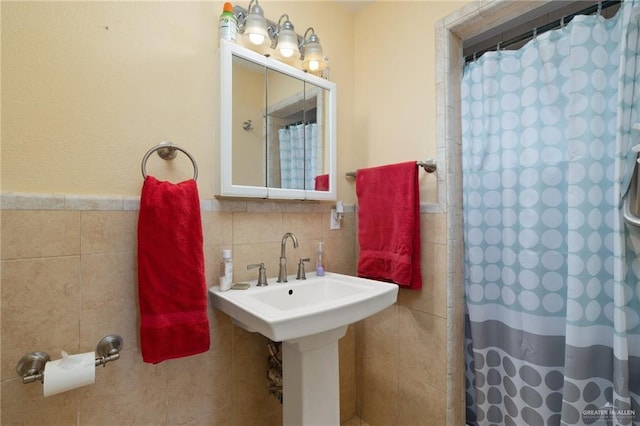 bathroom featuring tile walls