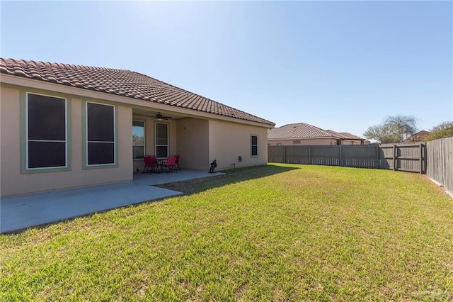 view of yard with a patio, a fenced backyard, and a ceiling fan