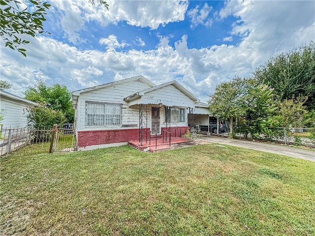 view of front of home featuring a front lawn