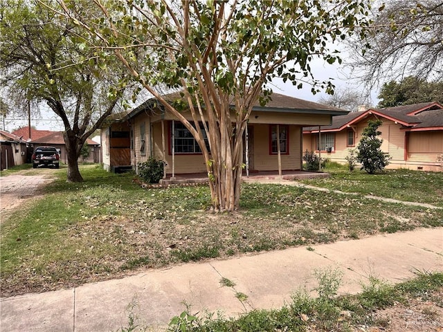 view of front facade featuring a front yard