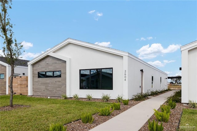 view of side of property featuring a lawn