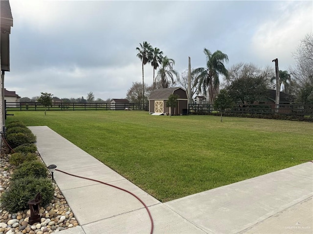 view of yard featuring a storage shed