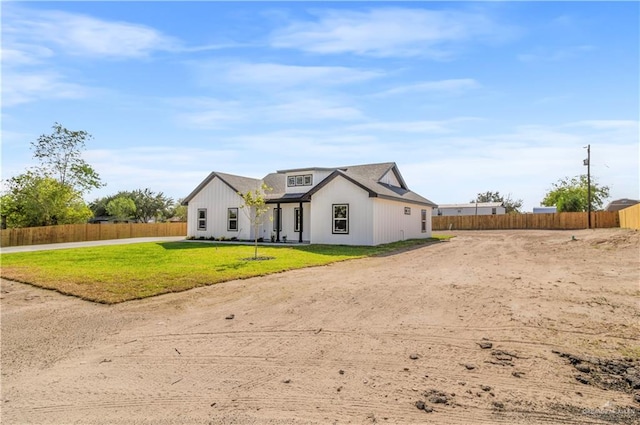 modern farmhouse featuring a front yard