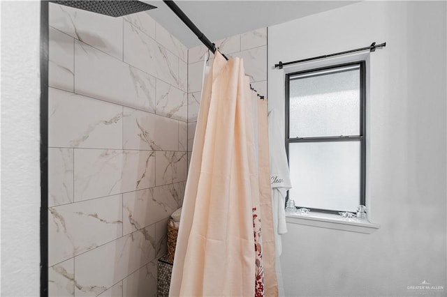 bathroom featuring a shower with shower curtain