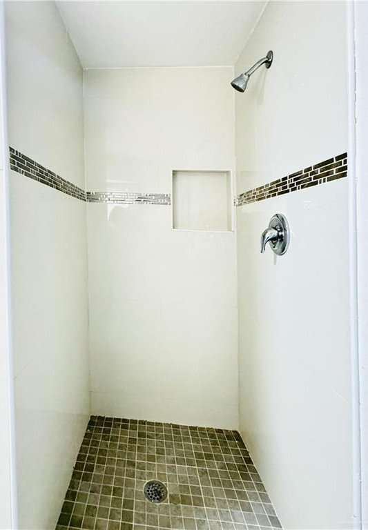 bathroom featuring tiled shower