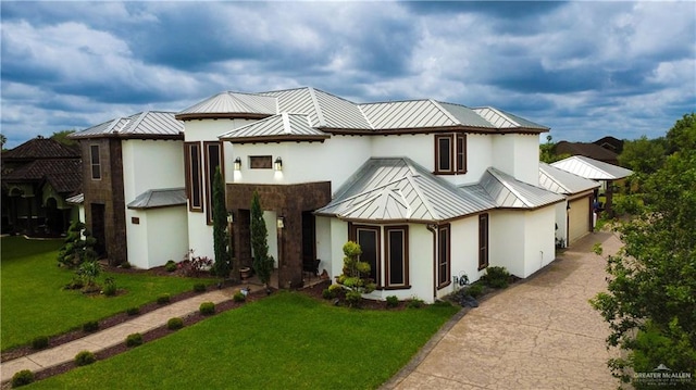 view of front of property featuring a front lawn