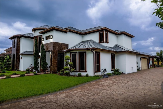 view of front of home featuring a front yard