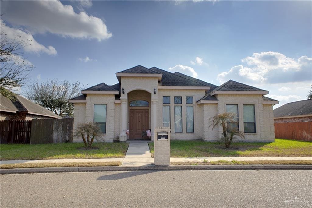 view of front of property featuring a front lawn