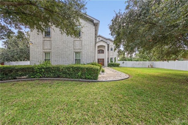 view of front facade featuring a front yard