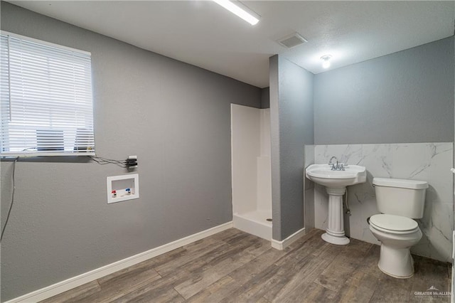 501 W Iowa St, Harlingen, TX 78552 - full bathroom with baseboards, visible vents, toilet, wood finished floors, and a shower stall