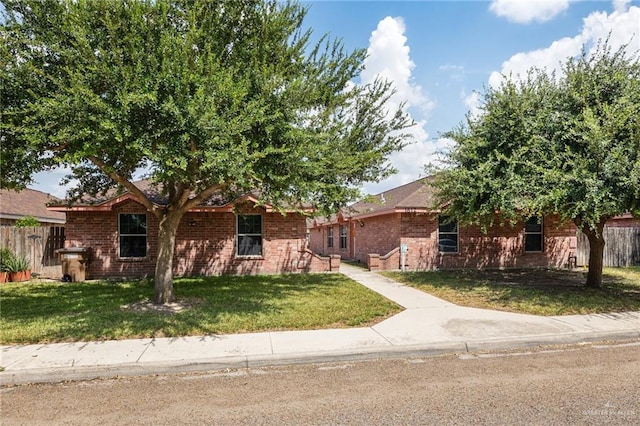 view of front of property featuring a front lawn