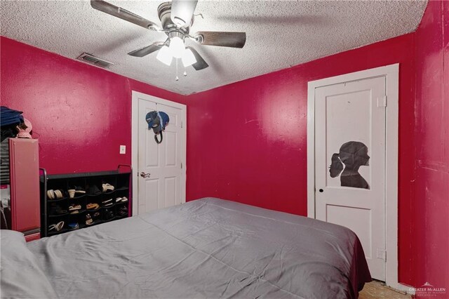 1914 W Barcelona Ave, Harlingen, TX 78550 - bedroom with a textured wall, a textured ceiling, a ceiling fan, and visible vents