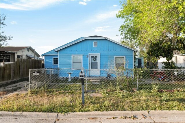 1914 W Barcelona Ave, Harlingen, TX 78550 - bungalow-style home featuring a fenced front yard