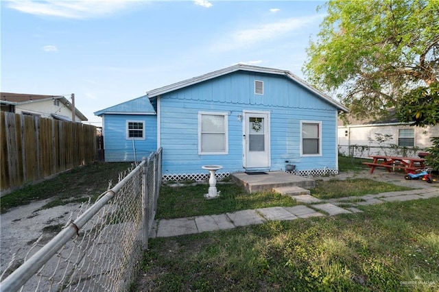 1914 W Barcelona Ave, Harlingen, TX 78550 - view of front facade with a fenced backyard and a front yard