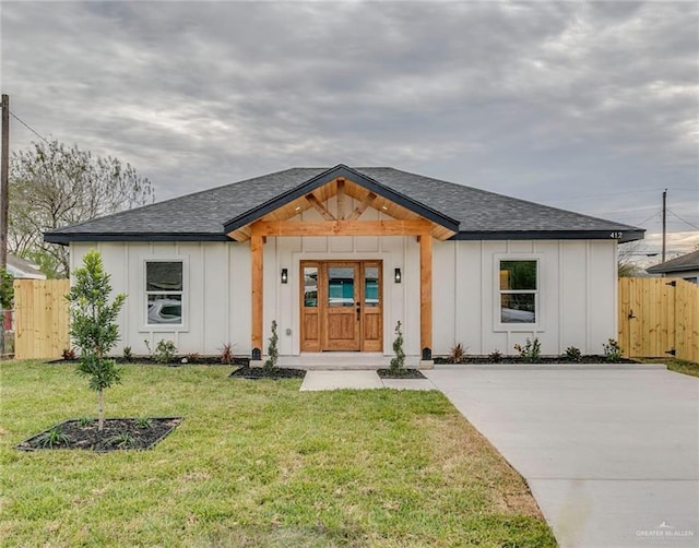 view of front facade with a front lawn