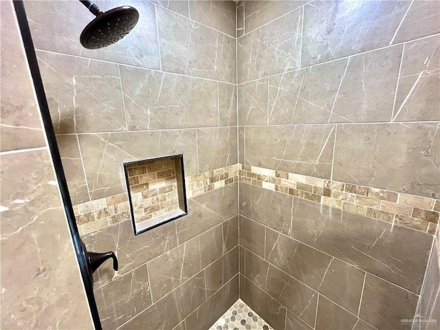 bathroom featuring a tile shower