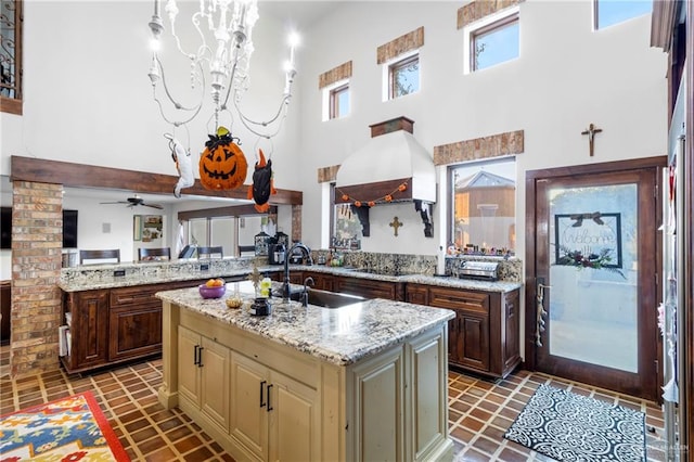 kitchen featuring cream cabinetry, sink, plenty of natural light, and an island with sink