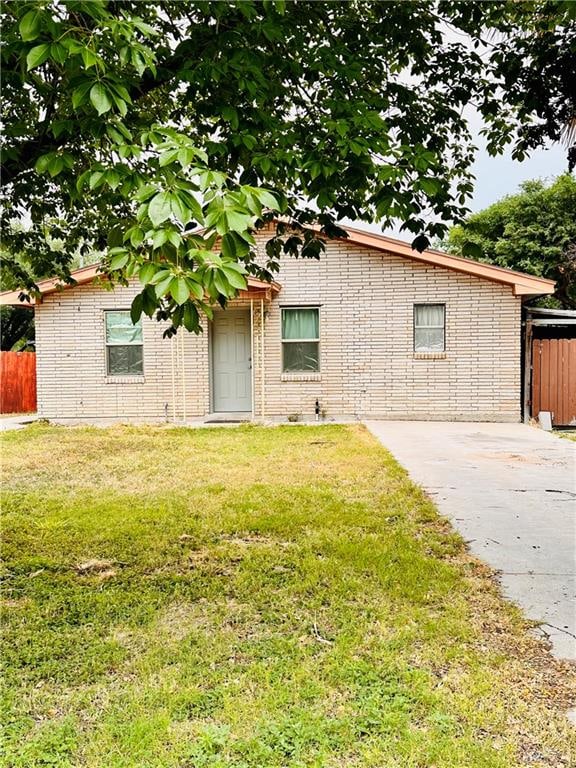 single story home featuring a front lawn