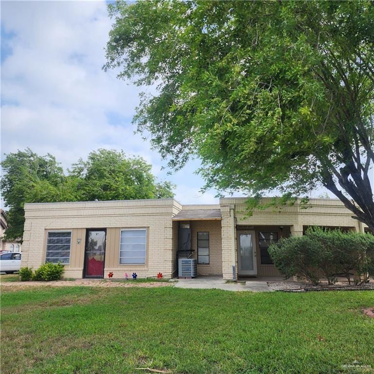 2821 Charlotte Dr, Pharr, TX 78577 - photo 1
