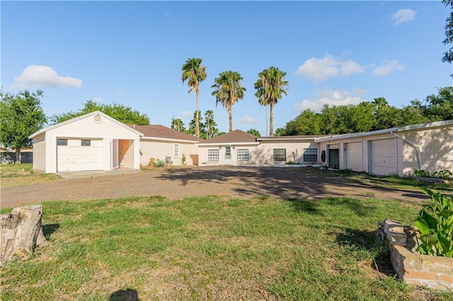 view of front of property featuring a front yard