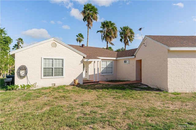 view of front facade with a front yard