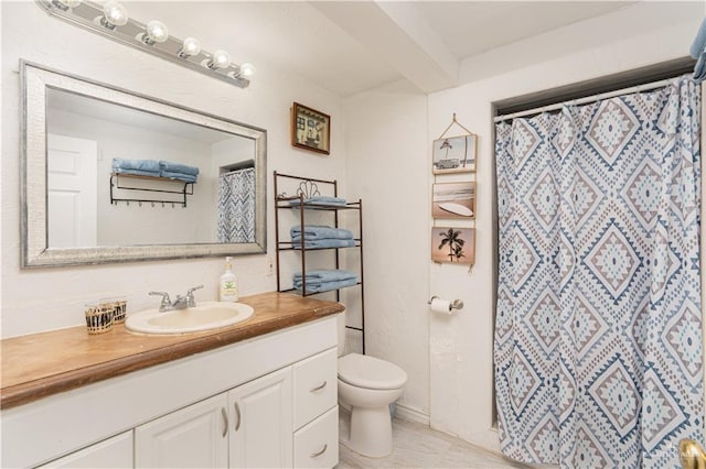 bathroom with a shower with curtain, vanity, and toilet