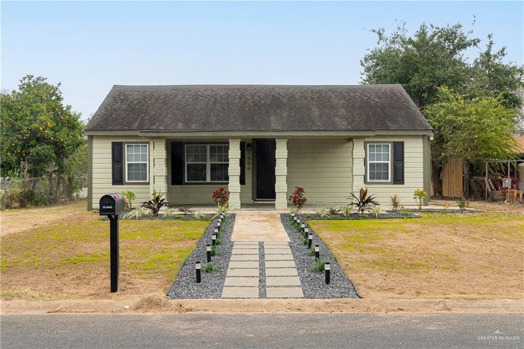 view of front of property with a front yard