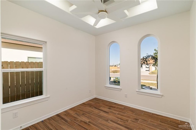 unfurnished room with dark wood-type flooring and ceiling fan