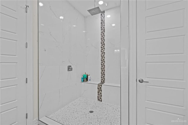 bathroom featuring a tile shower