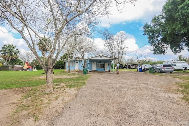 view of front of property featuring a porch and a front lawn