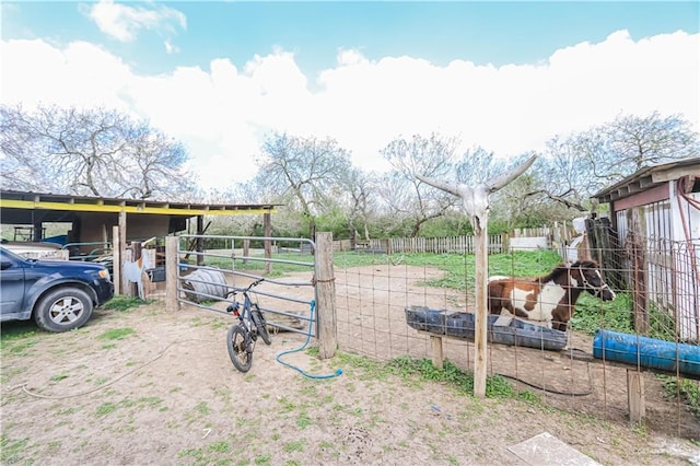 view of yard featuring an outbuilding