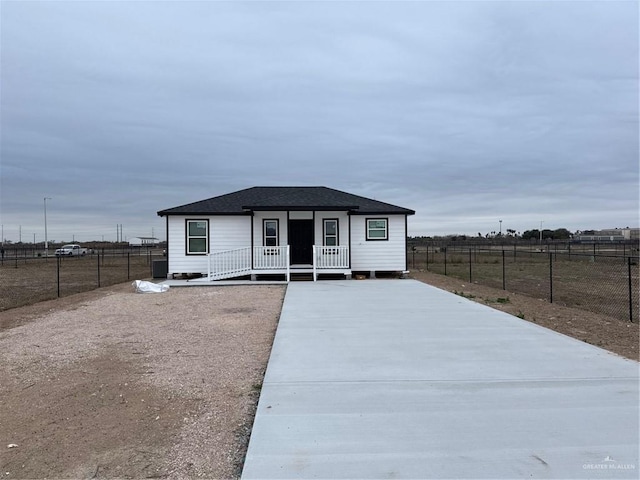 view of front facade with covered porch and fence