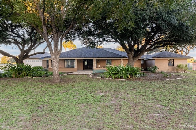 ranch-style house featuring a front lawn