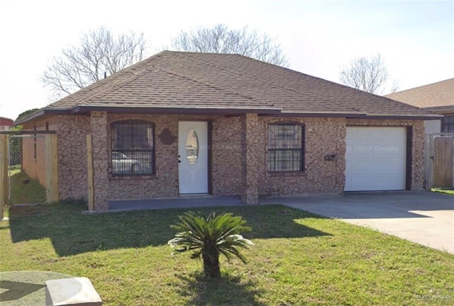 view of front of home featuring a garage and a front yard