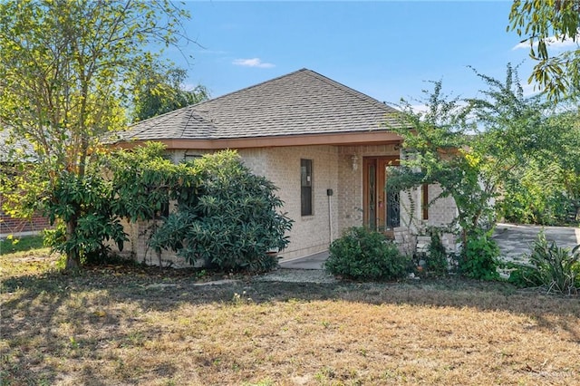 view of front of home featuring a front yard