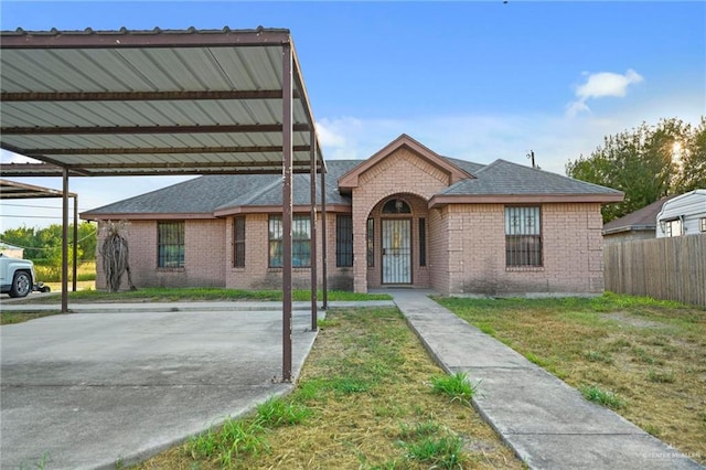 view of front of home featuring a front yard and a carport