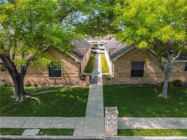 view of front of property featuring a front lawn