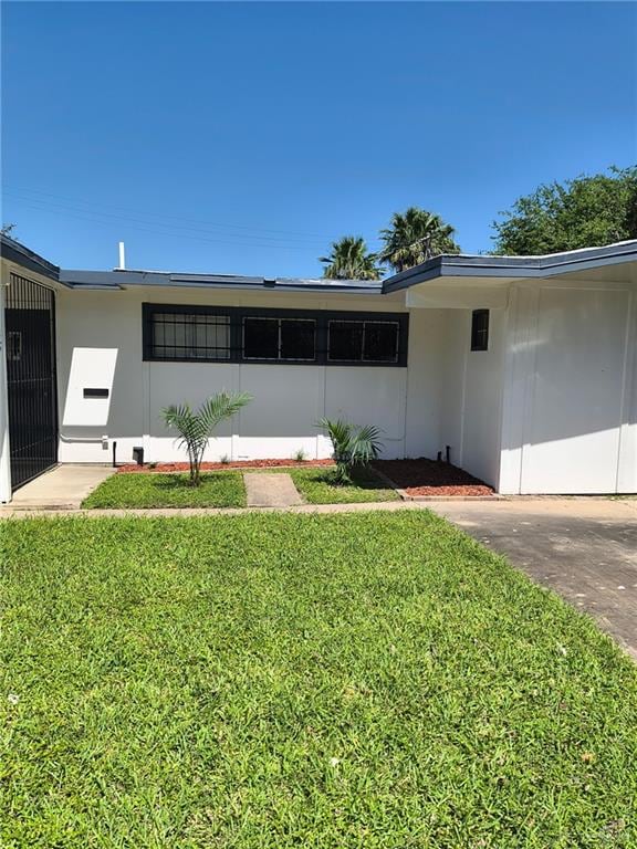view of front of house with a front yard