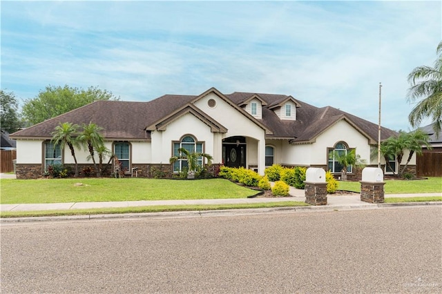 view of front of house featuring a front lawn