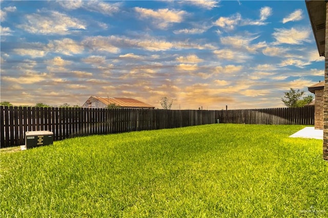 view of yard at dusk