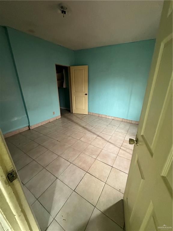 spare room featuring light tile patterned floors