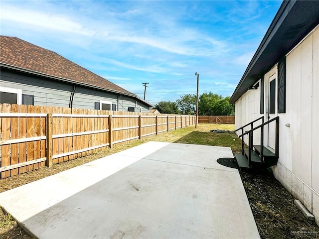 511 W Samano St, Edinburg, TX 78539 - fenced backyard with entry steps and a patio area